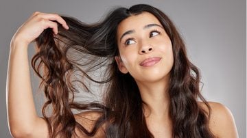 Dê um jeito nos fios rebeldes com essas excelentes opções de shampoo. - (Imagem: PeopleImages / iStock)