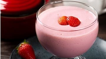 Encante a todos com essa sobremesa que mescla a deliciosa textura da mousse com o sabor único do morango. - Imagem: WS Studio / iStock