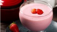 Encante a todos com essa sobremesa que mescla a deliciosa textura da mousse com o sabor único do morango. - Imagem: WS Studio / iStock