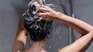 Acabe de vez com a queda de cabelo com um desses shampoos. - Imagem: torwai / iStock