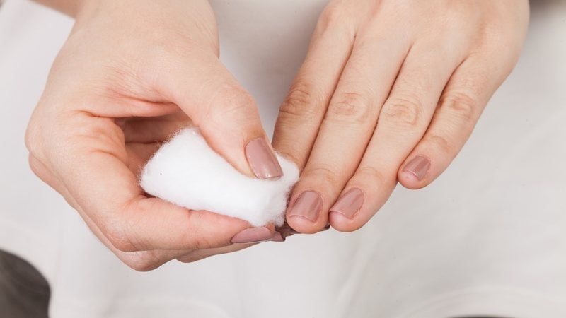 Remova completamente os esmaltes em gel com esses removedores que listamos. - (Imagem: Gonzalo Calle Aspirilla / iStock)