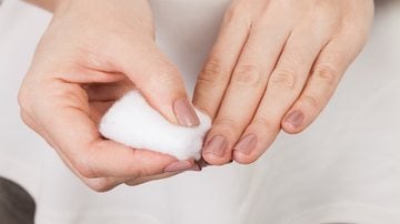 Remova completamente os esmaltes em gel com esses removedores que listamos. - (Imagem: Gonzalo Calle Aspirilla / iStock)