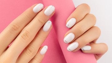 Nail arts minimalistas são sinônimo de elegância. - Imagem: Dariia Chernenko/iStock