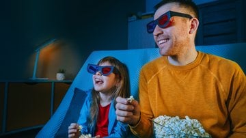 Confira os melhores filmes para assistir com o seu paizão. - lithiumcloud/iStock