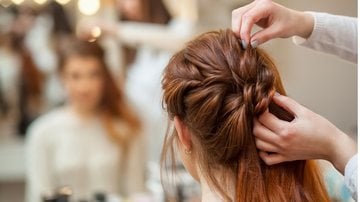 As pomadas modeladoras para cabelos podem ajudar você a fazer penteados incríveis. - (Imagem: dimid_86 / iStock)