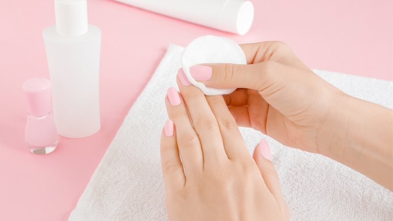 O removedor de esmaltes é um item muito necessário nas nécessaires femininas. - Imagem: FotoDuets