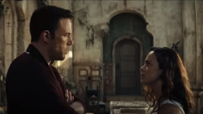 Ben Affleck e Alice Braga em "Hypnotic: Ameaça Invisível" - Foto: Reprodução/YouTube