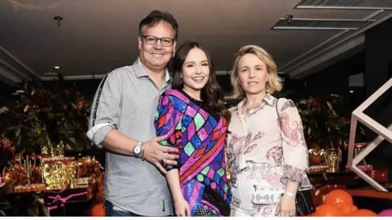 Larissa Manoela ao lado dos pais, Suzana Taques e Gilberto Elias - Foto: Reprodução/Instagram