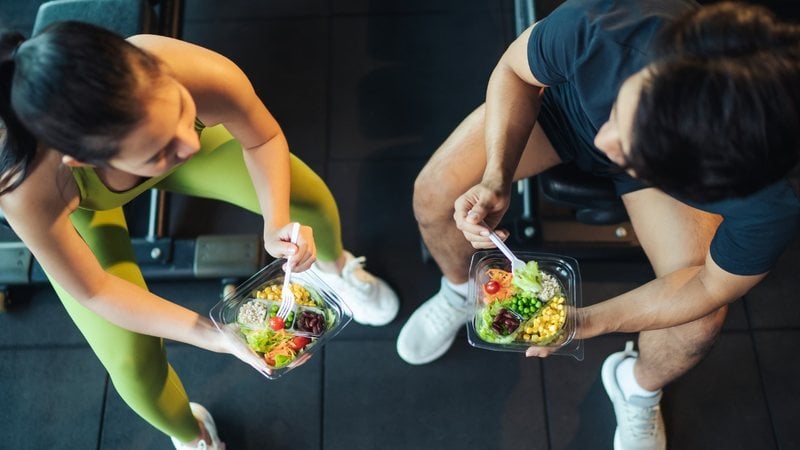 Perdemos calorias a todo instante, e, quando treinamos pesado, mais ainda. - Imagem: Akacin Phonsawat/iStock