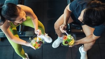 Perdemos calorias a todo instante, e, quando treinamos pesado, mais ainda. - Imagem: Akacin Phonsawat/iStock