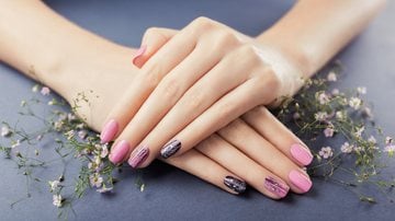 A nova estação é uma oportunidade perfeita para apostar em cores de esmalte novas. - (Imagem: Maryviolet / iStock)