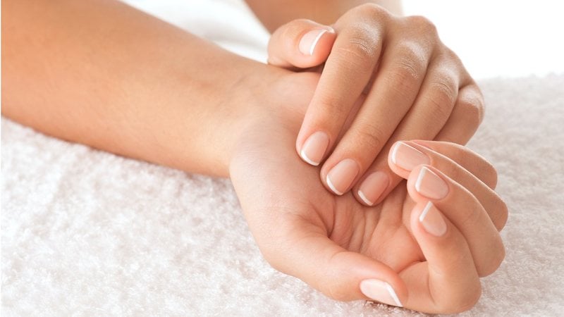 Veja as melhores opções para manter suas unhas fortes e saudáveis. - (Imagem: taratata / iStock)