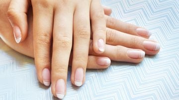 Se inspire e deslumbre todos com suas unhas simples e bem feitas. - (Imagem: Veronica Fernandez / iStock)