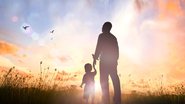 Celebre o Dia dos Pais com versículos sobre família. - Imagem: Boonyachoat / iStock