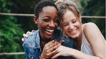 Essas cantadas podem ajudar você a mostrar seu afeto pelas suas amigas e se divertir! - (Imagem: rawpixel / iStock)