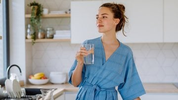 O consumo de água em jejum é um despertar para o corpo. - Imagem: Halfpoint/iStock