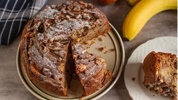 O bolo de banana é uma receita cheia de sabor e pode te surpreender. - (Imagem: AD077 / iStock)