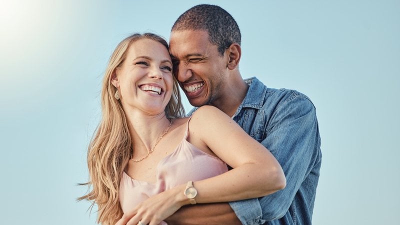 Demonstrar carinho é essencial para cultivar as relações. - (Imagem: PeopleImages / iStock)