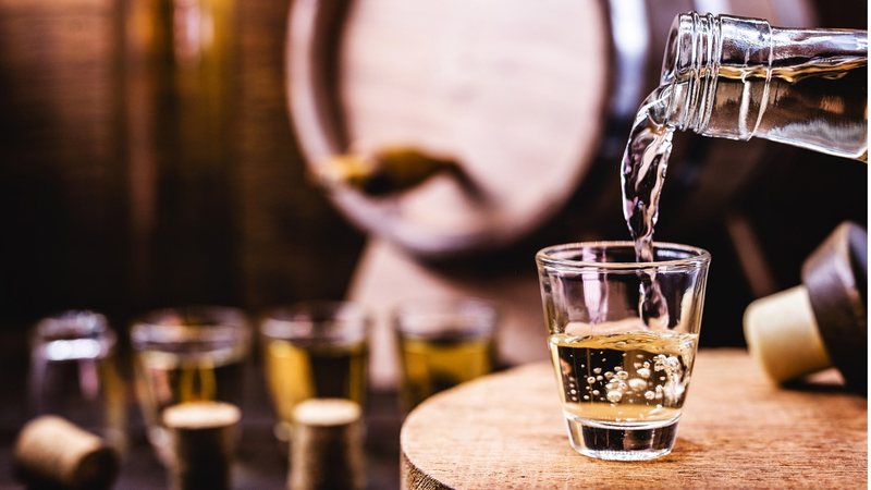 A cachaça é uma das bebidas mais famosas Brasil afora e pode ser incorporada em várias receitas. - (Imagem: RHJ / iStock)