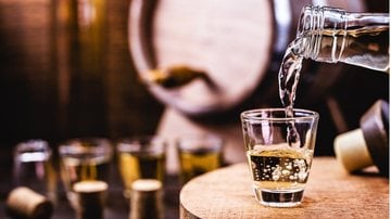 A cachaça é uma das bebidas mais famosas Brasil afora e pode ser incorporada em várias receitas. - (Imagem: RHJ / iStock)