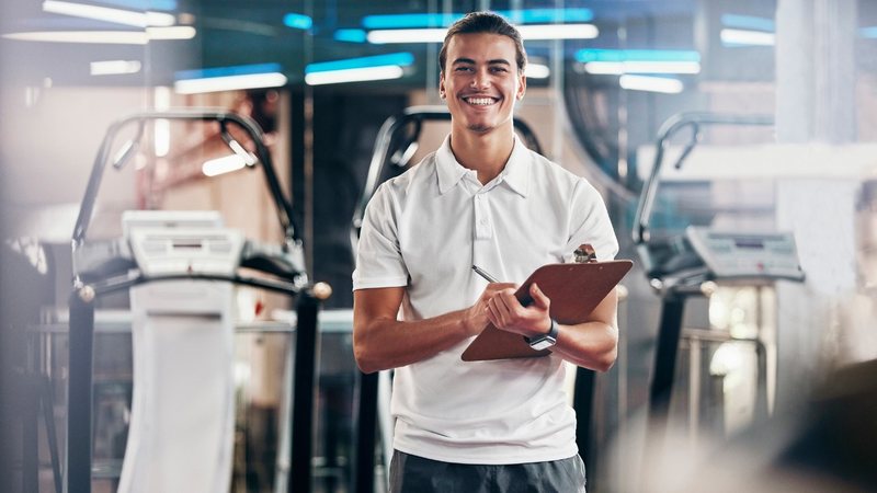 Símbolo de determinação e disciplina, os profissionais de educação física são exemplo de uma vida ativa. - Imagem: PeopleImages/iStock