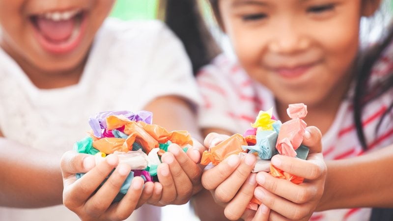 Criança feliz é criança com doce na mão! - Imagem: Sasiistock/iStock