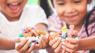 Criança feliz é criança com doce na mão! - Imagem: Sasiistock/iStock