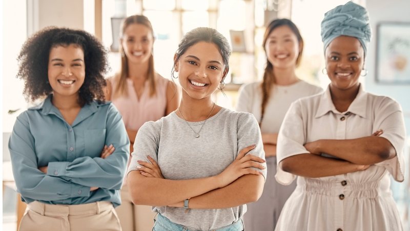 Use essas frases de empoderamento feminino para ter uma atitude mais positiva ainda! - (Imagem: PeopleImages / iStock)