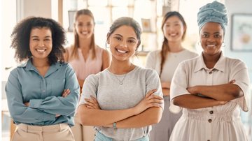 Use essas frases de empoderamento feminino para ter uma atitude mais positiva ainda! - (Imagem: PeopleImages / iStock)