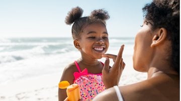 Manter as crianças protegidas dos danos solares é essencial para a saúde! - (Imagem: Ridofranz / iStock)