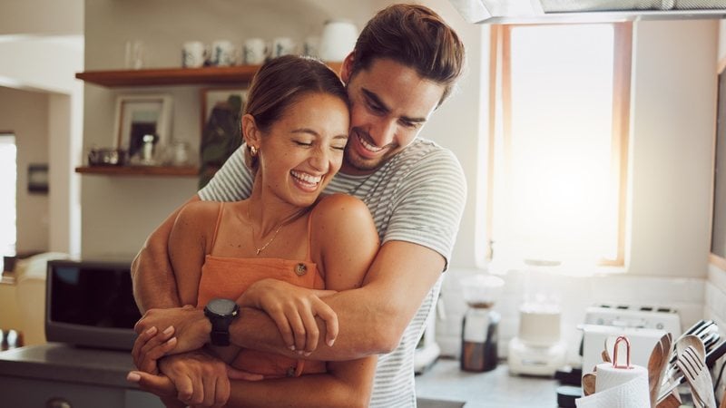 Poucas coisas são tão deliciosas quanto afirmar o seu amor. - Imagem: PeopleImages/iStock