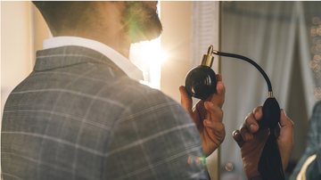 Esses perfumes masculinos podem ajudar você a deixar as mulheres ainda mais a fim de você! - (Imagem: Jun / iStock)