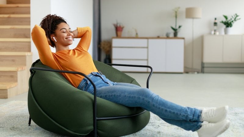 Aproveite mais esse final de semana para relaxar e recarregar as energias! - (Imagem: Prostock Studio - iStock)