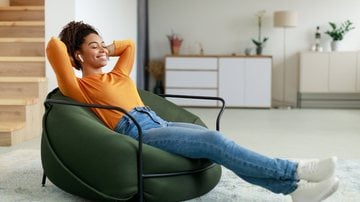 Aproveite mais esse final de semana para relaxar e recarregar as energias! - (Imagem: Prostock Studio - iStock)