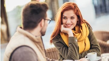 Essas cantadas são certeiras para ajudar você a conquistar o seu crush. - (Imagem: Jovanmandic / iStock)