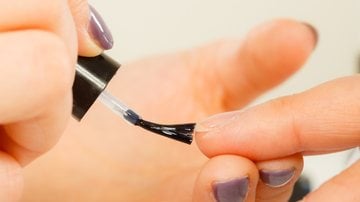 A base e o top coat são dois itens fundamentais para beleza. - Imagem: Anetlanda/iStock