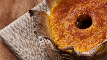 O bolo de milho na lata é uma opção rápida e deliciosa para qualquer evento. - Imagem: Flavia Novais/iStock