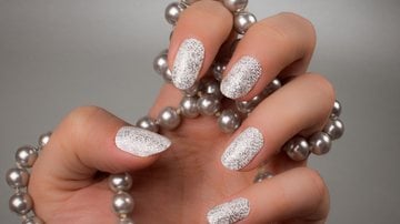 O esmalte branco com glitter é ótimo tanto para o dia a dia, quanto para eventos sofisticados. - Imagem: Baiajaku/iStock