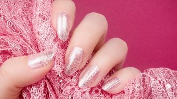 Os esmaltes brilhosos podem conferir um toque único para o seu look. - (Imagem: baiajaku / iStock)