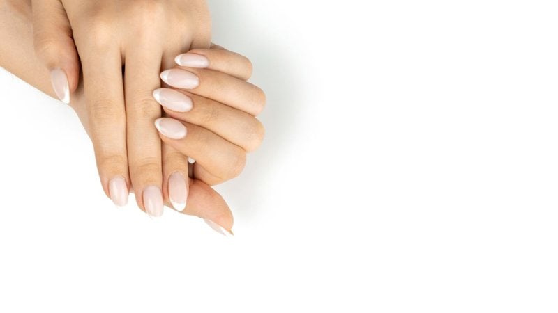 Unhas nude decoradas são sinônimo de elegância e sofisticação. - Imagem: Nature/iStock