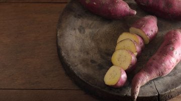 A batata-doce é um ingrediente versátil que pode ser usada desde acompanhamentos a sopas e pratos principais. - imagem: meawnamcat/iStock