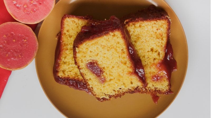 O bolo de fubá é um clássico delicioso e versátil. - Imagem: Tatiane Silva/iStock