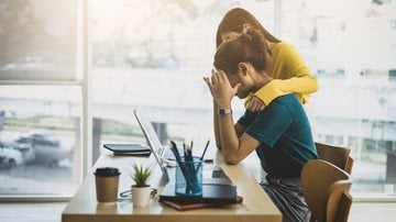 O Burnout começa no trabalho e afeta diretamente a vida pessoal. - Imagem: Wasan Tita/iStock