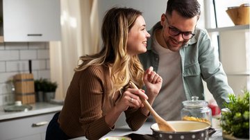 Cozinhar não precisa ser algo demorado e essas receitas provam isso! - (Imagem: Boris Jovanovic / iStock)