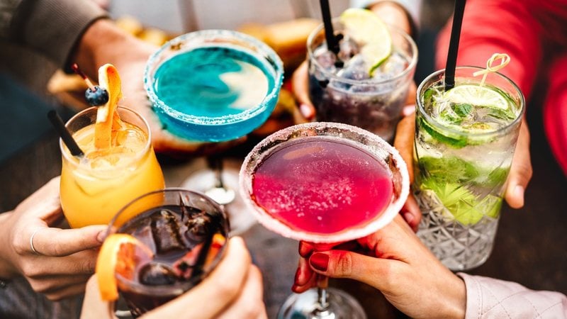 Confira qual drink combina com o seu signo e faça uma escolha assertiva na hora de experimentar. - (Imagem: ViewApart / iStock)