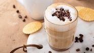 Em dias quentes ou frios, o capuccino é tudo de bom! - Imagem: VeselovaElena/iStock