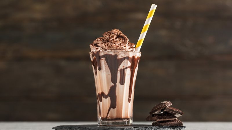 O milk shake é um sucesso em lanchonetes do mundo todo! - Imagem: AkayArda/iStock