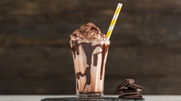 O milk shake é um sucesso em lanchonetes do mundo todo! - Imagem: AkayArda/iStock