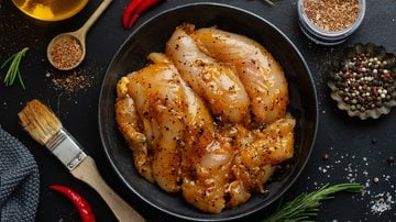 O frango é uma comida bastante popular! - Imagem: Nerudol/iStock