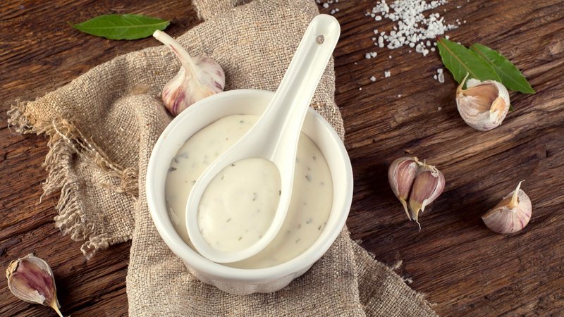 Essa receita de creme de alho é fácil e irresistível. - (Imagem: bit245 / iStock)